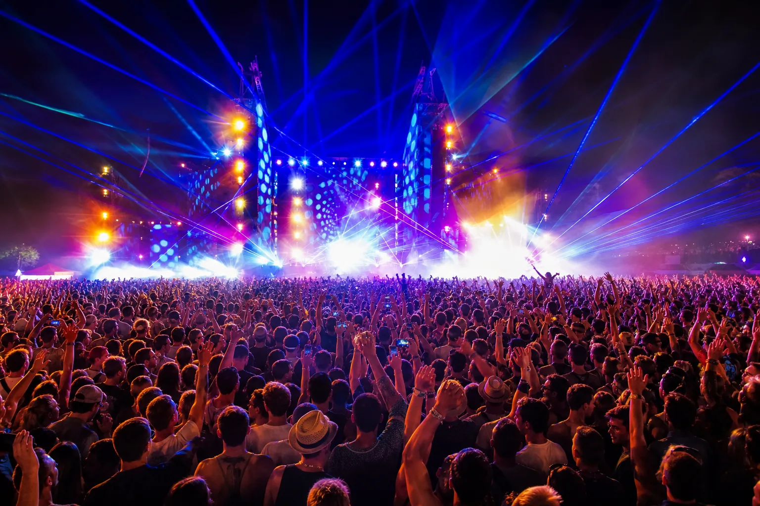 Feiernde Crowd vor der Hauptbühne beim Nightowl Festival